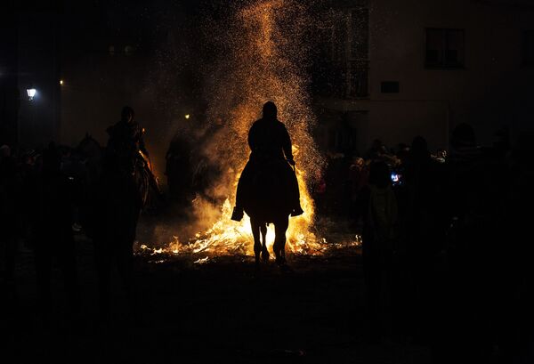 Purificación mediante el fuego: la fiesta de las Luminarias se celebra en España - Sputnik Mundo