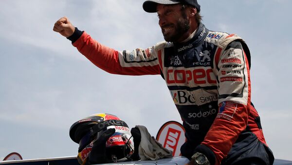 El piloto chileno Francisco López Contardo tras vencer en el Rally Dakar 2019 - Sputnik Mundo