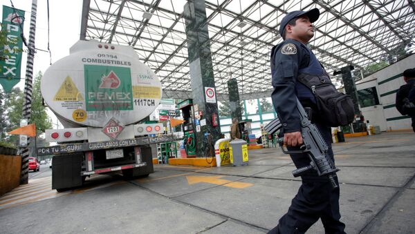 Agente de la Policía en una gasolinera de México D.C. - Sputnik Mundo