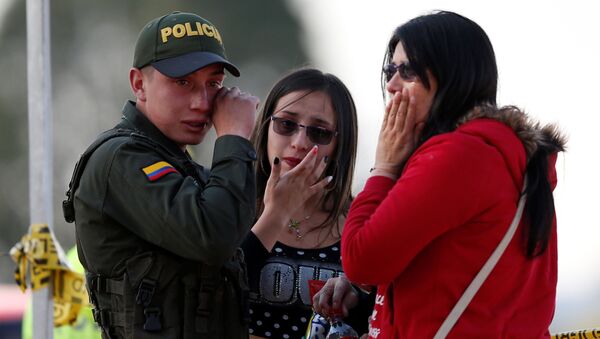 Amigos y familiares de los fallecidos en el atentado en la Escuela de Cadetes General Santander de la Policía, en Bogotá, el 17 de enero de 2019 - Sputnik Mundo