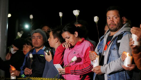 Una vigilia con velas para honrar a las víctimas, cerca del lugar de la explosión de un coche bomba, en Bogotá, Colombia - Sputnik Mundo