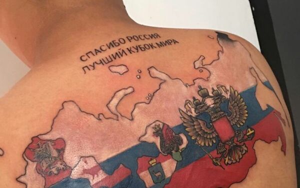 El tatuaje de Bryan Badillo dice en ruso: Gracias Rusia por la mejor Copa del Mundo - Sputnik Mundo