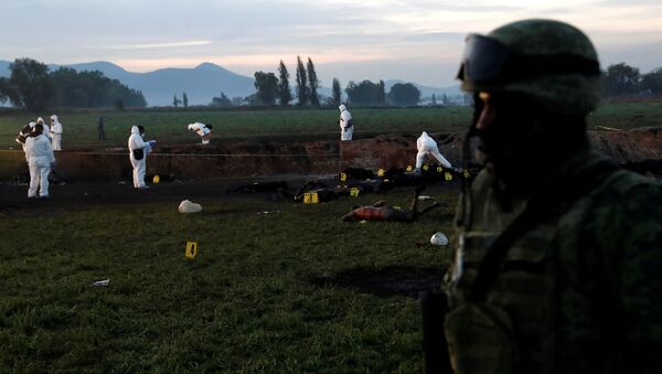 Unos técnicos forenses en el lugar de la explosión en Tlahuelilpan, México - Sputnik Mundo