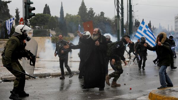 Полицајци и демонстранти током немира на протестима против грчко-македонског Преспанског споразума о промени имена Македоније - Sputnik Mundo