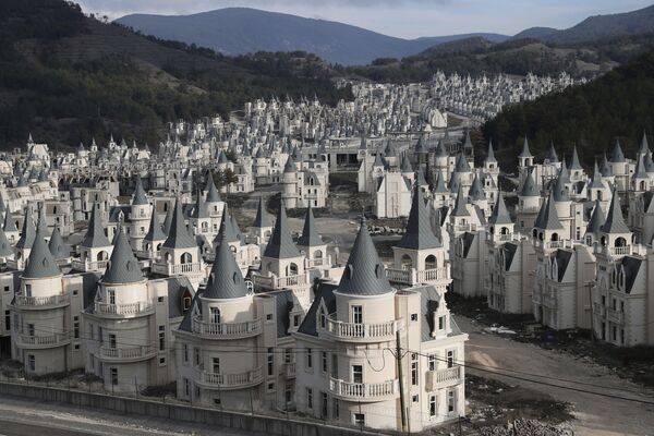 Centenares de castillos abandonados en una ciudad fantasma turca - Sputnik Mundo