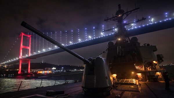 El buque USS Donald Cook transita por el estrecho del Bósforo en ruta hacia el Mar Negro - Sputnik Mundo