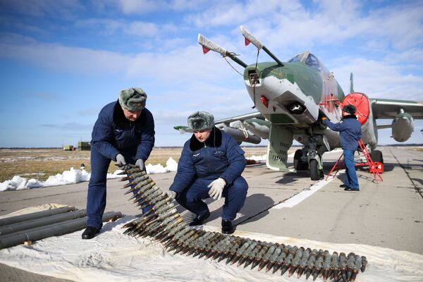 Подготовка штурмовика Су-25СМ3 во время лётно-тактических учений в Краснодарском крае - Sputnik Mundo