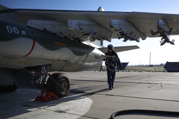 Пилот возле штурмовика Су-25СМ3 перед началом лётно-тактических учений в Краснодарском крае - Sputnik Mundo