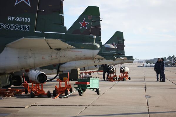 Штурмовики Су-25СМ3 во время лётно-тактических учений в Краснодарском крае - Sputnik Mundo