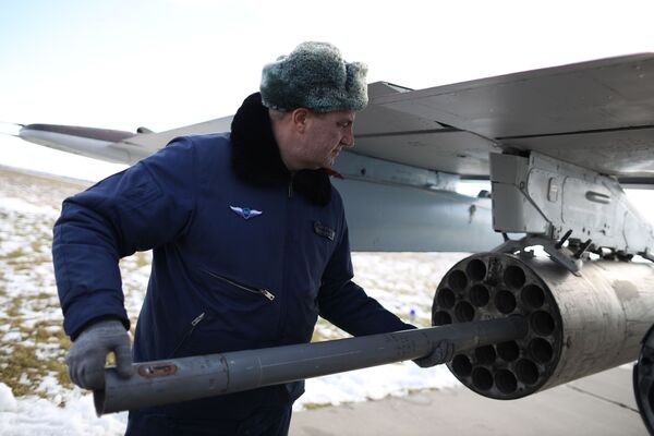 Подготовка штурмовика Су-25СМ3 перед началом лётно-тактических учений в Краснодарском крае - Sputnik Mundo