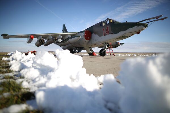 Штурмовик Су-25СМ3 во время лётно-тактических учений в Краснодарском крае - Sputnik Mundo