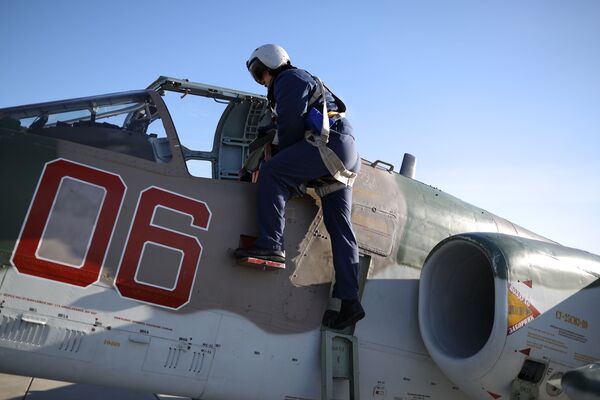Пилот возле кабины штурмовика Су-25СМ3 перед началом лётно-тактических учений в Краснодарском крае - Sputnik Mundo