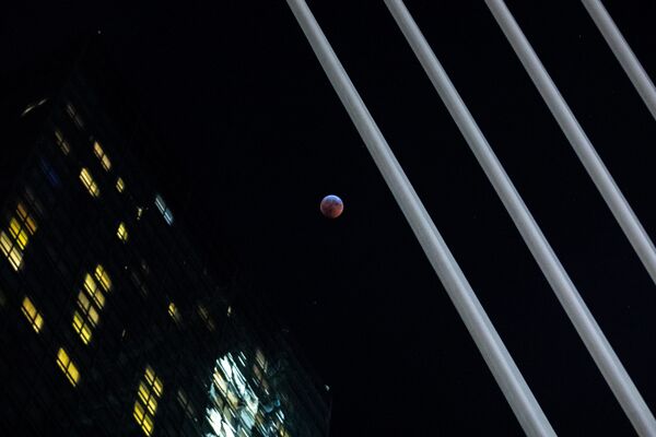 La luna roja se apodera del cielo - Sputnik Mundo