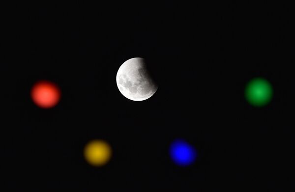 La luna roja se apodera del cielo - Sputnik Mundo