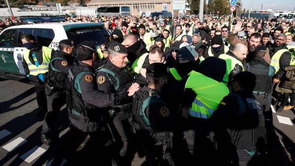 Enfrentamientos entre policías y taxistas durante la huelga en Barcelona - Sputnik Mundo