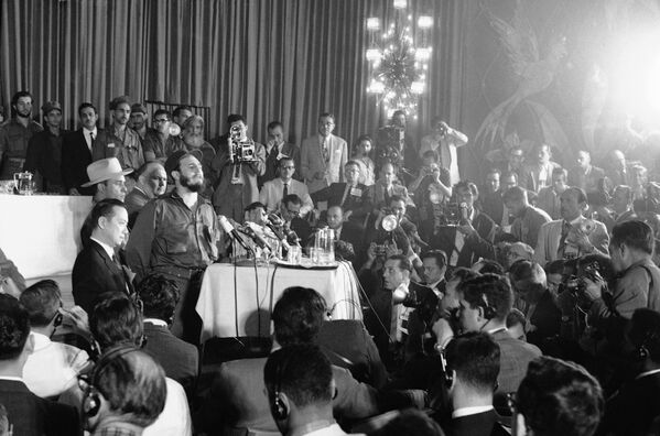 Operación Verdad: Fidel Castro ante unos 400 periodistas en el hotel Habana Riviera, en 1959 - Sputnik Mundo