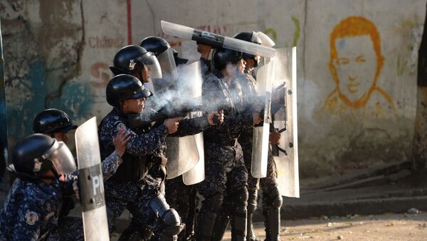 Полицейские во время столкновений с антиправительственными демонстрантами в Каракасе, Венесуэла - Sputnik Mundo
