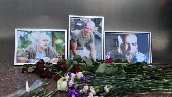 Las fotografías de los periodistas, (R-L) Orhan Dzhemal, Kirill Radchenko y Alexander Rastorguyev, que fueron asesinados en la República Centroafricana - Sputnik Mundo