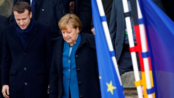 El presidente de Francia, Emmanuel Macron, y la canciller de Alemania, Angela Merkel - Sputnik Mundo
