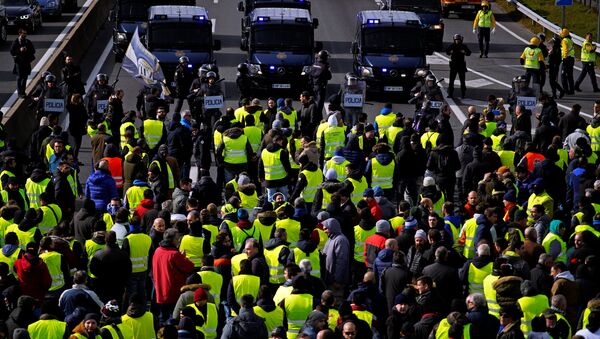 Manifestación de los taxistas españoles en Madrid, España - Sputnik Mundo