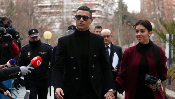 Cristiano Ronaldo, el futbolista portugués, con su chica - Sputnik Mundo