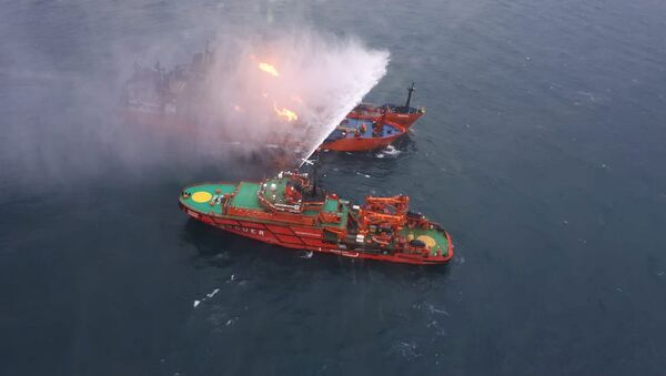La operacion de extinción de incendios a los buques, que se incendiaron en el estrecho de Kerch - Sputnik Mundo