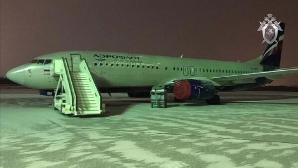 El avión de Aeroflot secuestrado por Pável Shapoválov, después de aterrizar en Janti-Mansisk - Sputnik Mundo