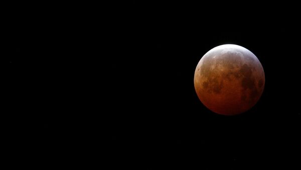 El eclipse lunar visto desde Francia - Sputnik Mundo