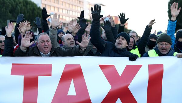 Protestas de los taxistas españoles en Madrid, España - Sputnik Mundo