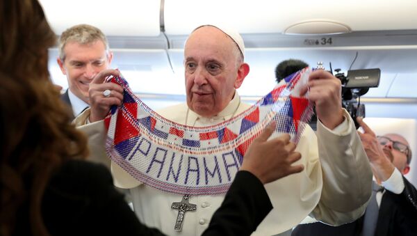 El Papa Francisco a bordo del avión a camino de Panamá - Sputnik Mundo