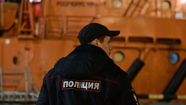 Un policía en el puerto de Kerch tras el incendio de buques - Sputnik Mundo