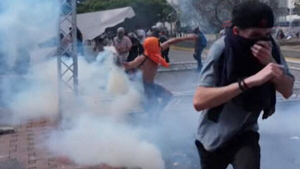 Humo y sangre: los enfrentamientos no cesan en Caracas - Sputnik Mundo