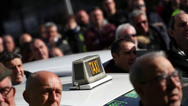 Protestas de los taxistas españoles en Madrid, España - Sputnik Mundo