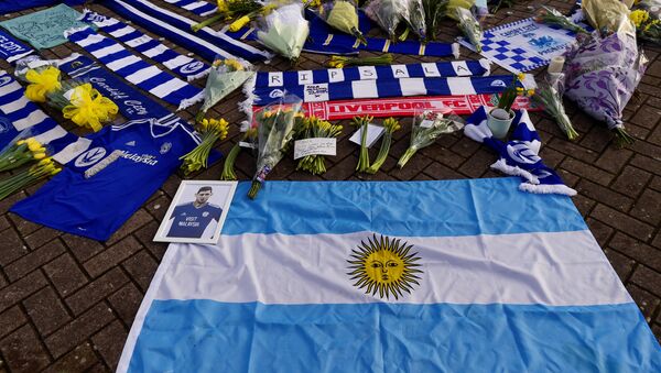 Homenaje al futbolista argentino Emiliano Sala en Cardiff, Reino Unido - Sputnik Mundo