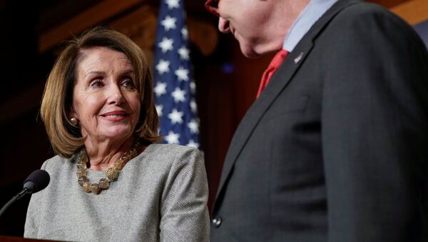 Nancy Pelosi, presidenta de la Cámara de Representantes de EEUU, y Chuck Schumer, líder de la Minoría en el Senado, después de llegar a un acuerdo sobre el presupuesto para el año fiscal 2019 - Sputnik Mundo