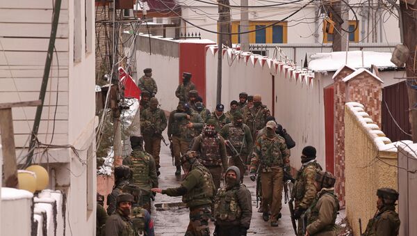 Fuerzas de seguridad de la India acordonan el área en un presunto escondite terrorista en Cachemira (archivo) - Sputnik Mundo