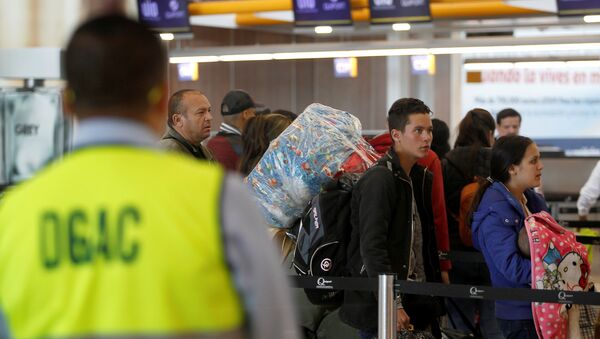 Los emigrantes venezolanos en el aeropuerto de Quito - Sputnik Mundo