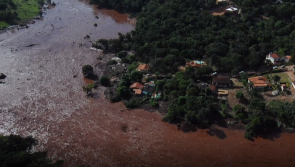 Impactante vídeo: un río de lodo contaminado arrasa todo a su paso en un municipio de Brasil - Sputnik Mundo