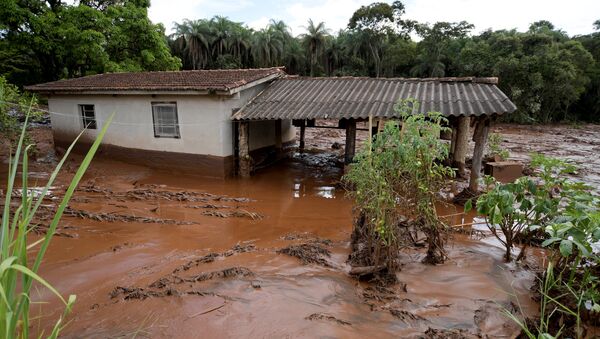 Las consecuencias de la rotura de una represa en Brasil - Sputnik Mundo