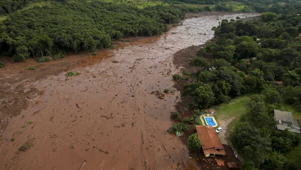 Las consecuencias de la rotura de una represa en Brasil - Sputnik Mundo