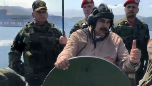 Serán las maniobras militares más importantes de nuestra historia: Maduro inspecciona las tropas (vídeo) - Sputnik Mundo