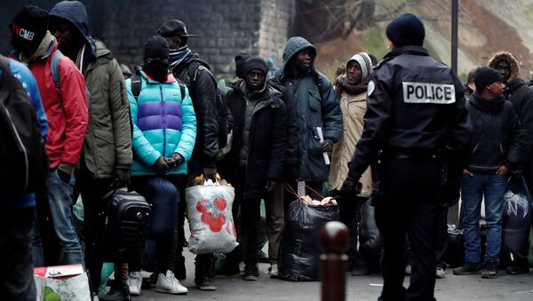 La Policía francesa evacua un campamento de migrantes La Chapelle en el norte de París, Francia - Sputnik Mundo