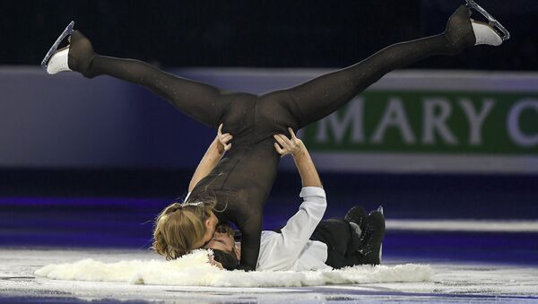 La patinadora de hielo rusa Alexandra Stepánova y su pareja en la pista, Iván Bukin - Sputnik Mundo