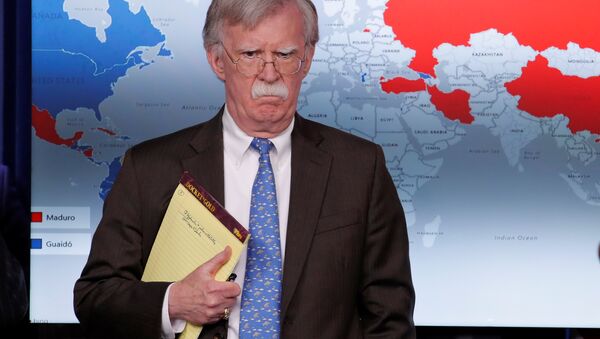 John Bolton, asesor de Seguridad Nacional de la Casa Blanca con su libreta amarilla con las palabras 5.000 soldados en Colombia - Sputnik Mundo