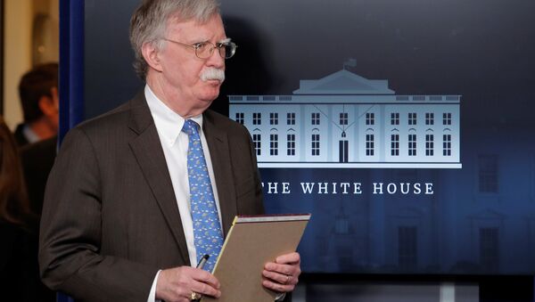 John Bolton, asesor de Seguridad Nacional de la Casa Blanca con su libreta amarilla con las palabras 5.000 soldados en Colombia - Sputnik Mundo