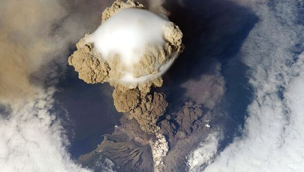 La erupción del volcán Sarychev, en Rusia, el 12 de junio de 2009 - Sputnik Mundo