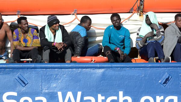 Migrantes a bordo de barco Sea Watch 3 - Sputnik Mundo