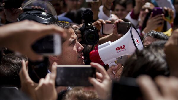 Juan Guaidó durante una manifestación de la oposición en Caracas - Sputnik Mundo
