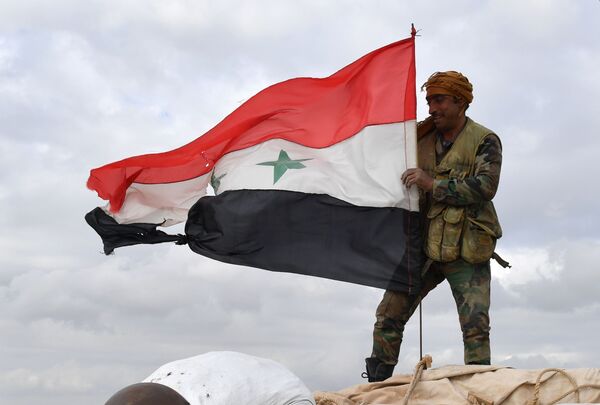 Fuertes y templados por la guerra: cómo los militares sirios regresan a Manbij - Sputnik Mundo