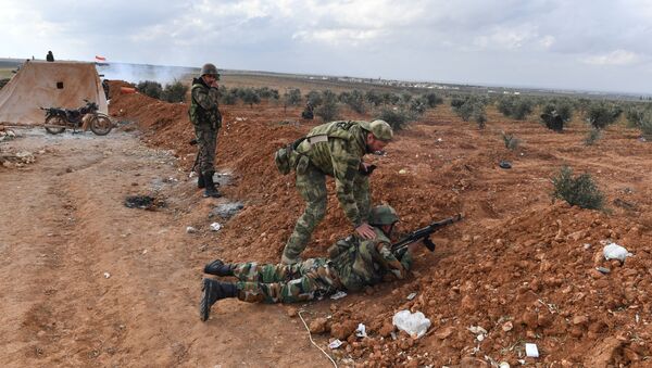 Fuertes y templados por la guerra: cómo los militares sirios regresan a Manbij  - Sputnik Mundo